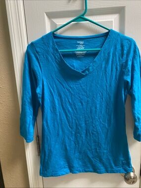Danskin v neck, 3/4 sleeve top